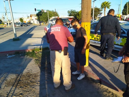 Menor se lesiona al chocar con su bicicleta contra auto en Frontera