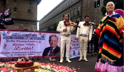 Seguidores le cantan Las Mañanitas a AMLO; Por su cumpleaños