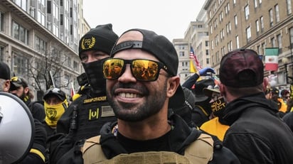 Cubano líder de los Proud Boys pide prisión en casa por mal estado de cárcel