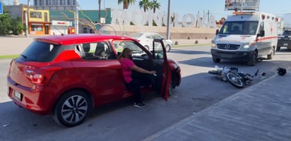 Hombre de la tercera edad es derribado de su motocicleta por una conductora en Monclova 