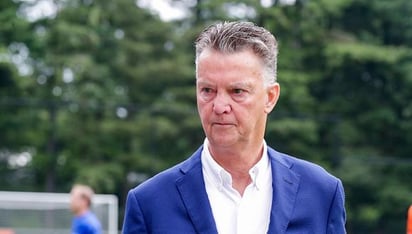 Van Gaal dirige el entrenamiento de la 'Oranje' desde un carrito de golf