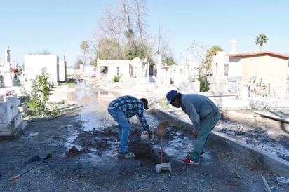 El panteón 'Guadalupe' de Monclova amanece con fugas de agua