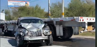 Joven destroza su automóvil al chocar contra la plataforma de un tráiler en Monclova 