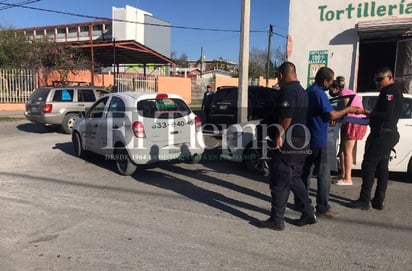 Dama al volante provoca choque contra taxi en Monclova