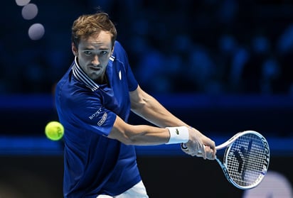 Daniil Medvedev gana un maratón ante Sinner y prolonga a ocho su racha