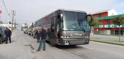 Camión de Turismo deja a sus clientes a mitad del viaje en Monclova 