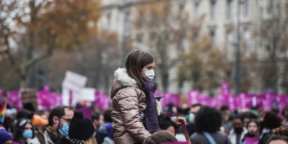 Miles de manifestantes tiñen Francia de morado contra la violencia machista