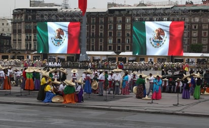 AMLO encabeza desfile de la Revolución Mexicana