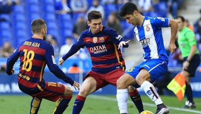 El Barcelona domina sin goles al Espanyol