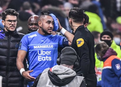 Un botellazo a Dimitry Payet provoca la suspensión del Lyon-Marsella