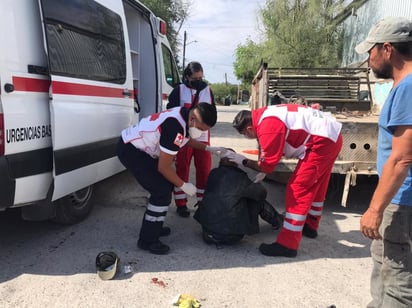 Hombre cae de su altura en Monclova y se produce una enorme herida en la cabeza