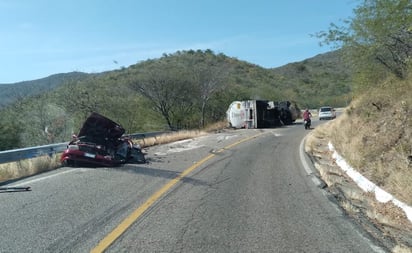 Vuelca pipa sobre taxi y deja 6 muertos en carretera de Oaxaca