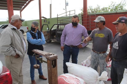 La alcaldesa Gladys Ayala entrega fertilizante a campesinos de San Buenaventura 