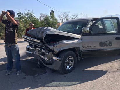 Pipa con carpeta asfáltica choca contra camioneta en el Montessori de Monclova