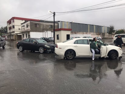 Dos mujeres al volante protagonizan choque en la zona centro de Monclova 