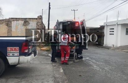 Conductor de la tercera edad le baja la presión y termina entre la maleza en Monclova