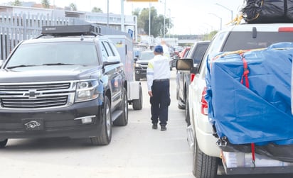 Paisanos están entre la espada y la pared por el temor a viajar