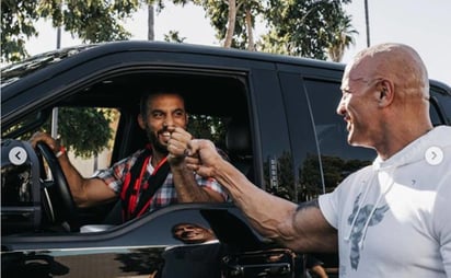 Dwayne Johnson sorprende a veterano naval en Día de Acción de Gracias