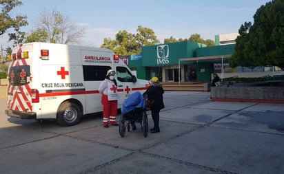 Por falta de atención, muere hombre de 70 años afuera de un hospital del IMSS