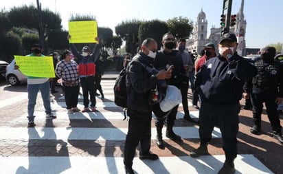 Policías municipales bloquean calles de Toluca