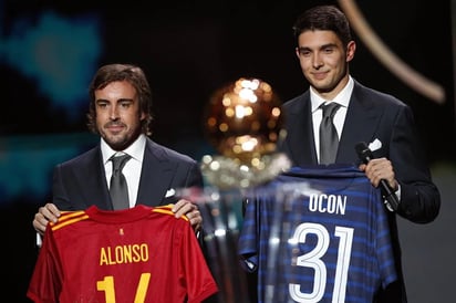 Alonso y Ocon, pilotos de Alpine F1, llevaron los balones de oro a la gala