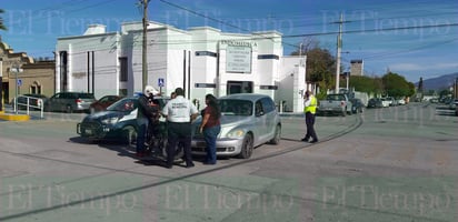 Mujer al volante ocasiona accidente automovilístico al ignorar el señalamiento de alto en Monclova