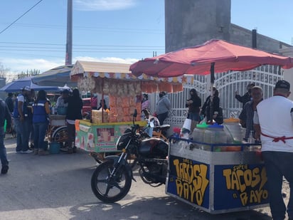 Vendedores ambulantes aprovechan las filas de la vacunación antiCOVID-19 en Monclova 