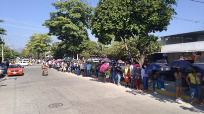 Menores forman fila kilométrica por vacuna antiCovid en Edomex