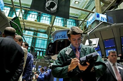 Wall Street cierra con pérdidas tras el confirmarse el primer caso de ómicron en EE.UU. 