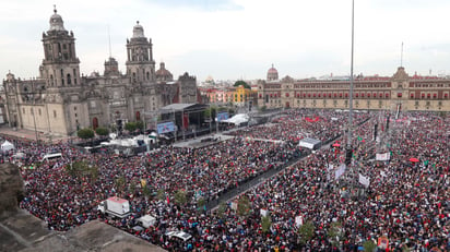 Entregan cubrebocas en el Zócalo para entrada a evento de AMLO