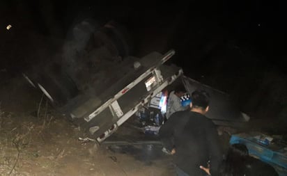 Vuelca un tráiler cargado con champú en Oaxaca; desata rapiña