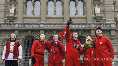 Personas se disfrazan de personajes de la serie 'La Casa de Papel', para protestar por la ley COVID-19