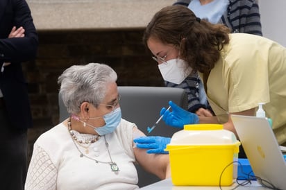 Canadá recomienda las dosis de refuerzo contra el COVID-19 a los mayores de 50 años de edad