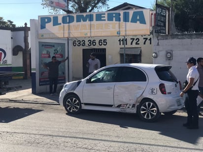 Accidente vehicular en Monclova deja dos autos con varios miles de pesos en daños materiales y una persona lesionada