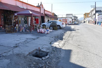 Alcantarilla en zona centro de Monclova representa un peligro para los ciudadanos