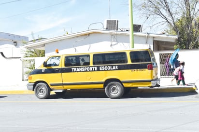 Maestro es acusado de operar transporte escolar 'pirata' en Frontera 