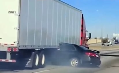 VIDEO: Joven queda 'traumatizada' luego de que su auto fuera arrastrado bajo un semirremolque