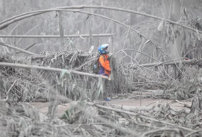 Elevan a 22 muertos y 27 desaparecidos por la erupción de un volcán en Indonesia