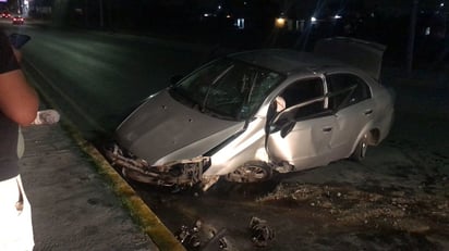 Conductor vuelca en la Avenida las Torres en Monclova y termina prensado 