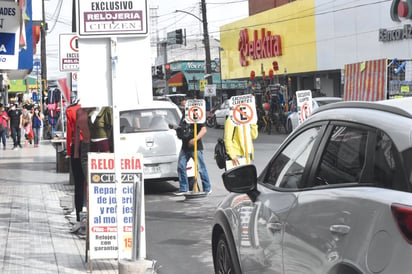 Estacionamientos en Zona Centro de Monclova son acaparados por locatarios