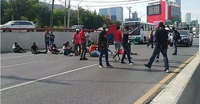 Haitianos bloquean vía en Monterrey; piden trabajo