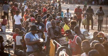 Desconcierto en la frontera en el primer día de 'Quédate en México'