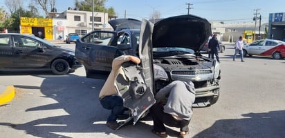 Dos automóviles participantes en fuerte choque en Monclova