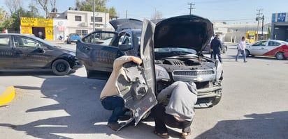 Dos automóviles terminan con severos daños materiales al participar en fuerte choque en Monclova 