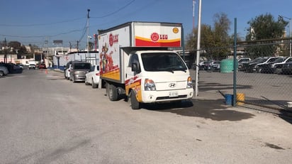 Vendedor de fritos derriba puesto de comida en la Hipódromo de Monclova 