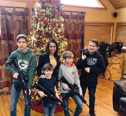 Otra congresista de EU publica foto de sus hijos armados con rifles