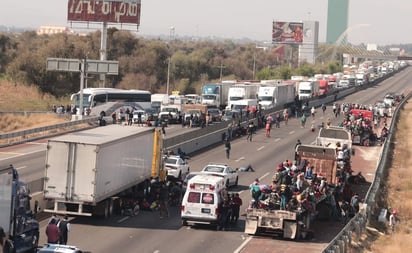 Caravana migrante causa caos vial en la México-Puebla