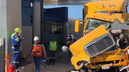 Ahora en la Saltillo-Monterrey; tráiler sin frenos se lleva caseta de cobro