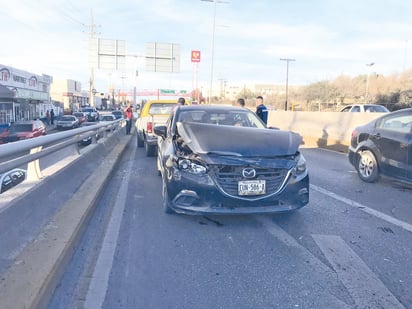 Conductora y bebé terminan lesionados al participar en choque sobre puente vehicular