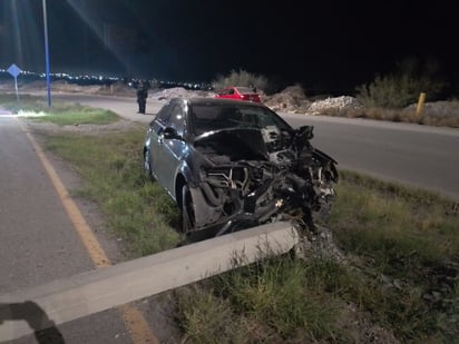 Conductor destroza automóvil al derribar poste de concreto en la Avenida Montesori de Monclova 